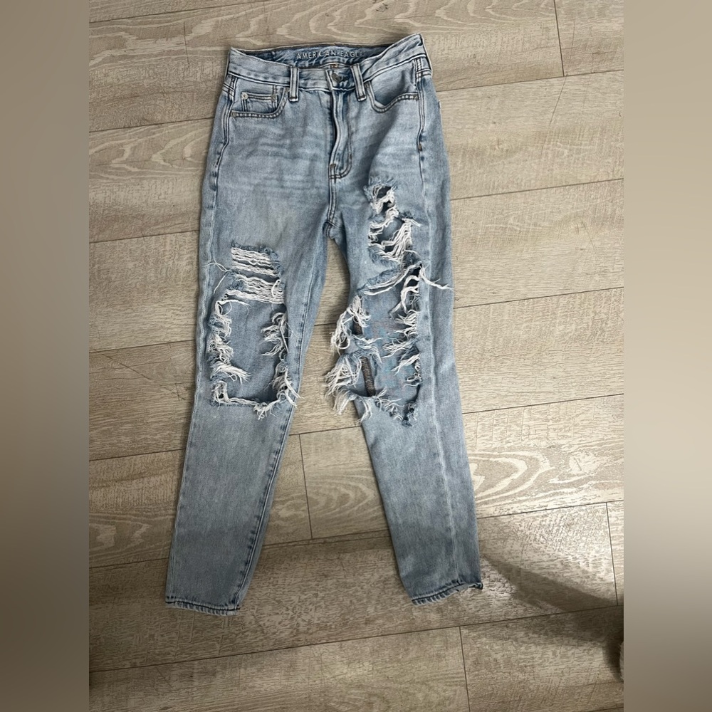 American eagle women’s ripped jeans. Regular size 00.